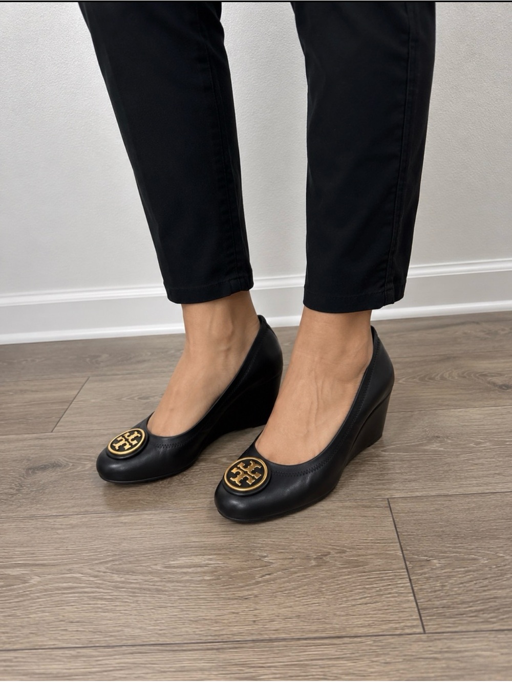 Tory Burch Logo Wedge Pumps Black Leather Size 9 Classic Medallion Heels